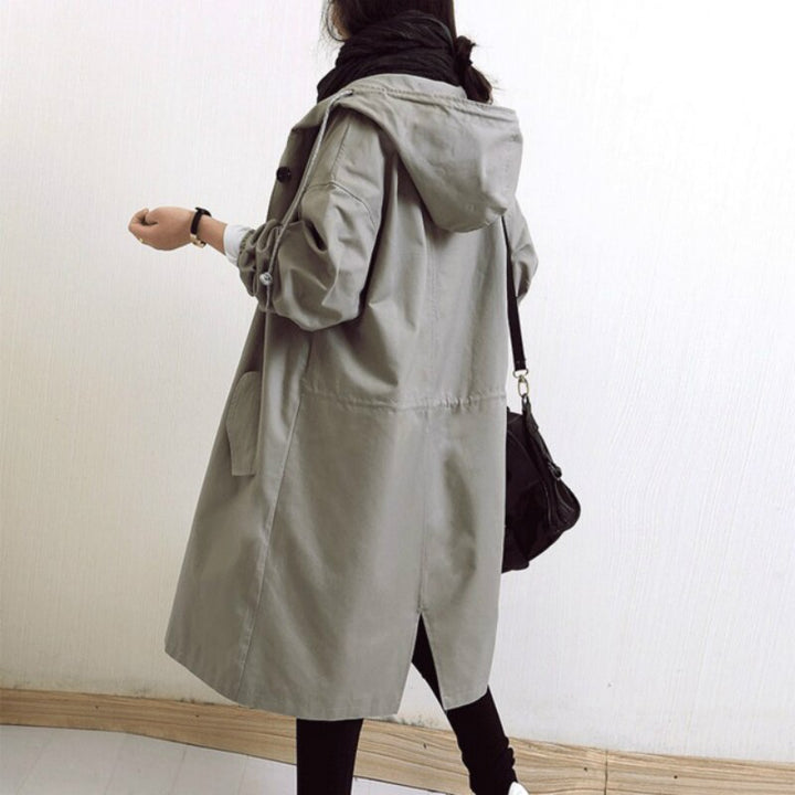 Klassisk vattentät trenchcoat dam med tidlös design. En stilren ytterrock för alla tillfällen.