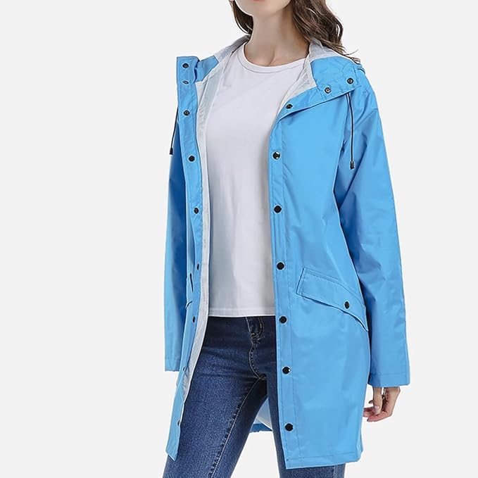 Vattentät damjacka: Profilbild av trenchcoaten, visar dess eleganta snitt och vindtäta design.