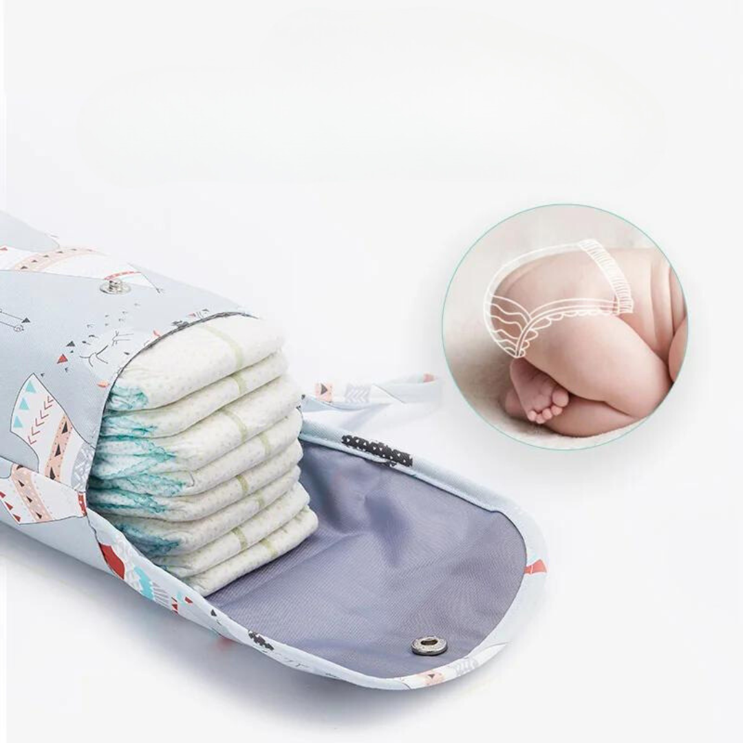 Skötväska med rymlig förvaring, många fack för blöjor och babyartiklar. Vattentät design.