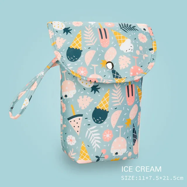 Modern unisex skötväska för både mamma och pappa, perfekt som present och för alla utflykter.