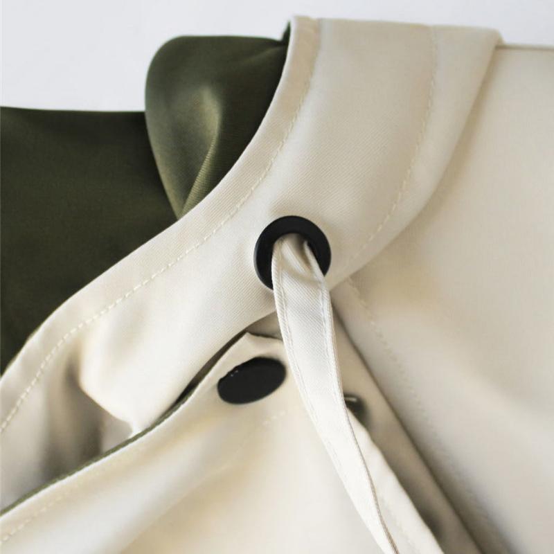 Kvinnors vattentät modejacka, vindtät och överdimensionerad. Skapar en avslappnad men ändå elegant look. Ytterkläder.