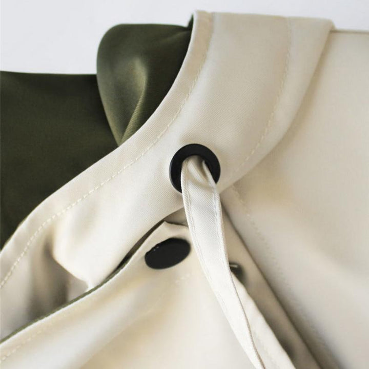 Kvinnors vattentät modejacka, vindtät och överdimensionerad. Skapar en avslappnad men ändå elegant look. Ytterkläder.