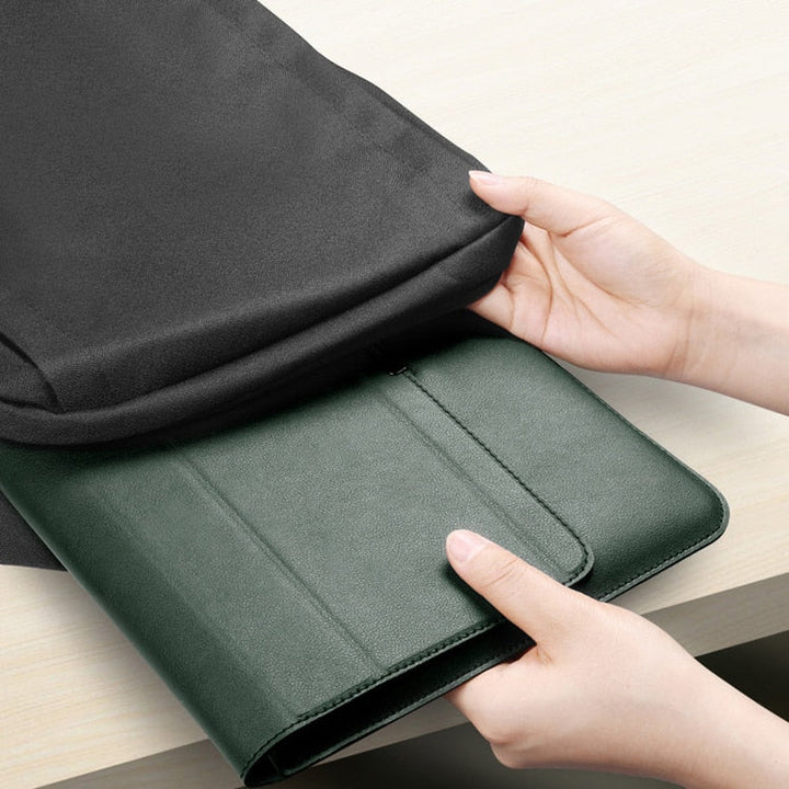 Ergonomiskt laptopfodral med inbyggt stativ. Perfekt för bekvämt arbete med bärbar dator.