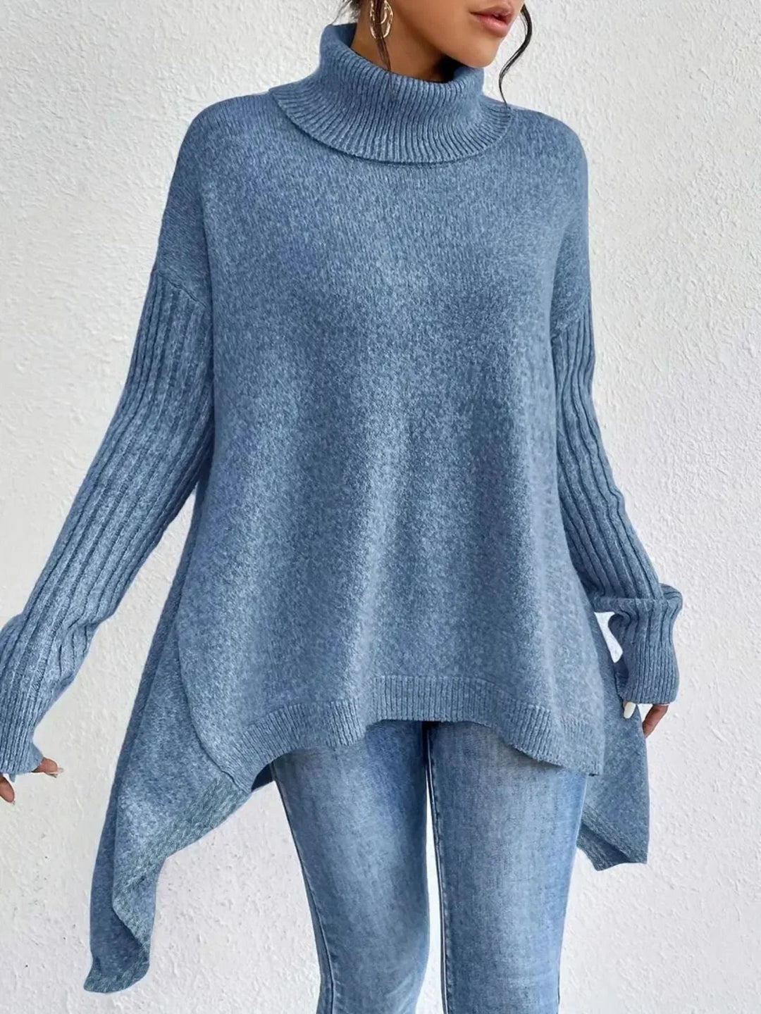 Stilig damtröja med unik asymmetrisk fåll och överdimensionerad passform, ger modern look och bekväm känsla.