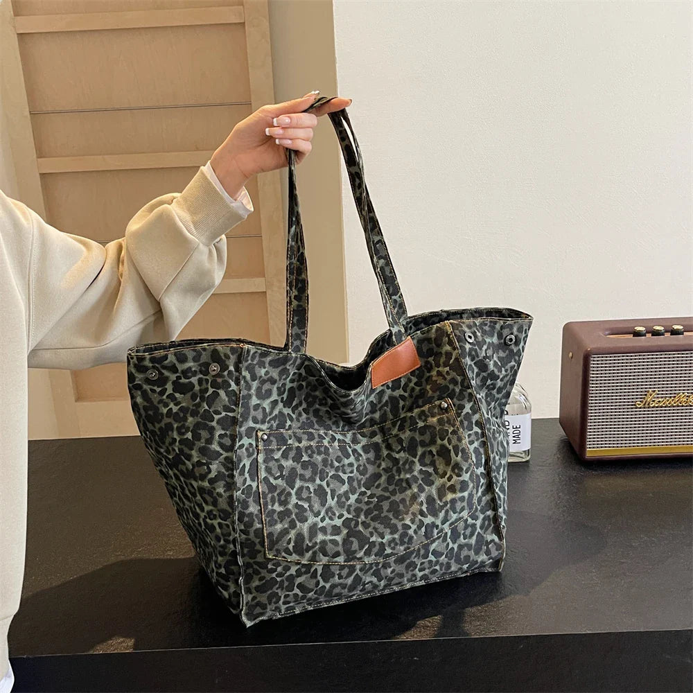 Rymlig canvasväska, överdimensionerad leopard axelväska, idealisk vardagsväska.