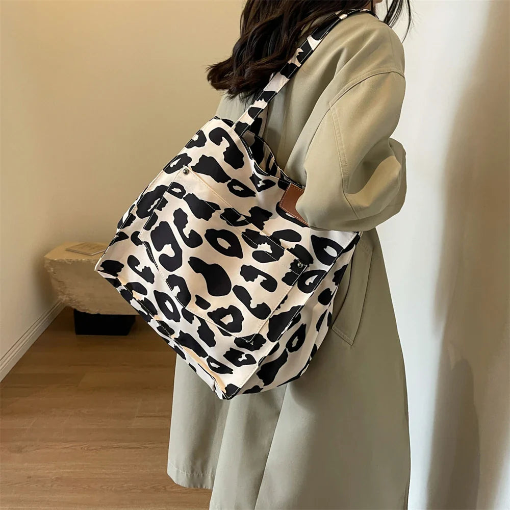 Överdimensionerad axelväska med leopardmönster, trendig canvasväska för kvinnor.