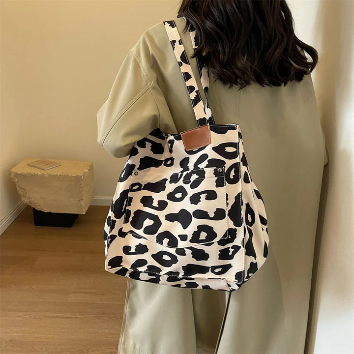 Rymlig leopard canvasväska, perfekt som stilrent modetillbehör.
