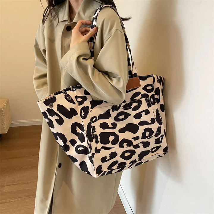 Trendig leopardväska, stor dam axelväska i canvas med djurmönster.