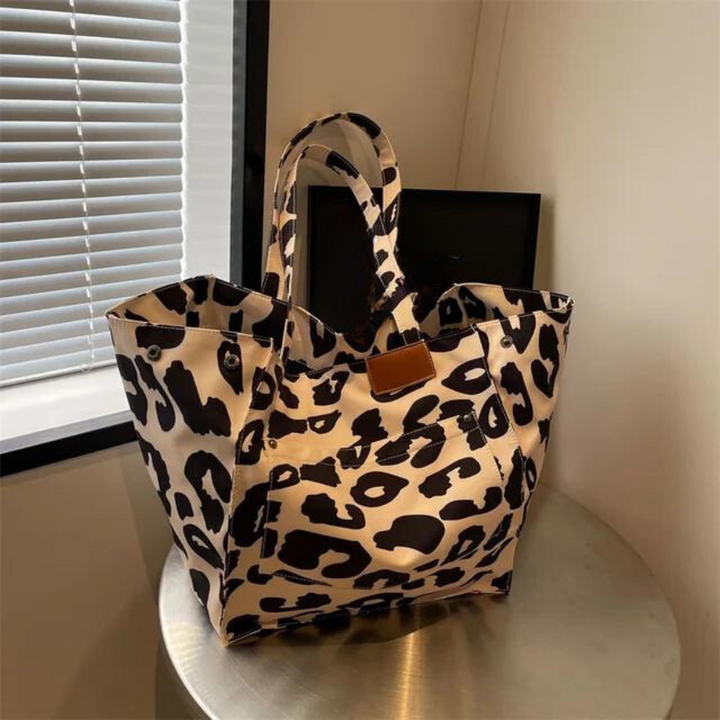 Rymlig leopardväska i canvas, elegant axelremsväska för kvinnor med boho-känsla.