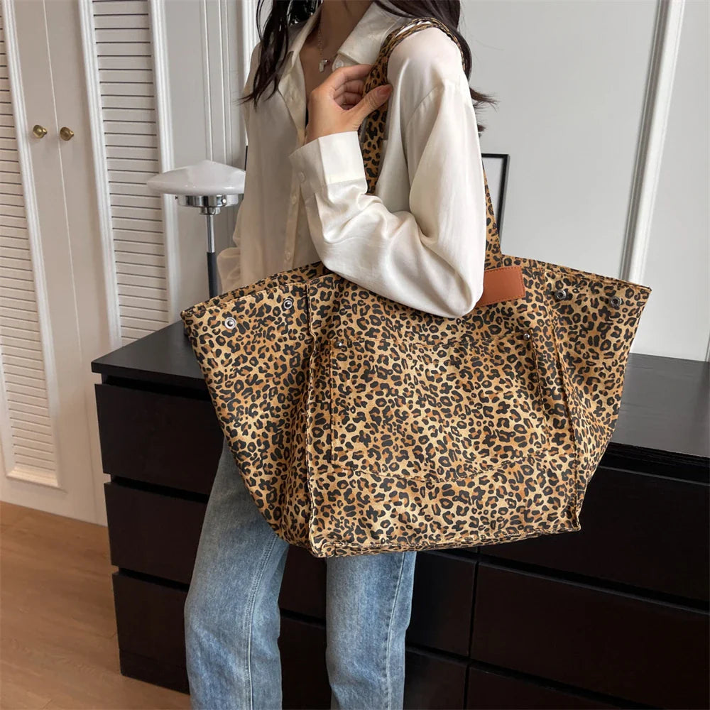 Elegant leopard canvas axelväska, perfekt som modetillbehör för kvinnor.