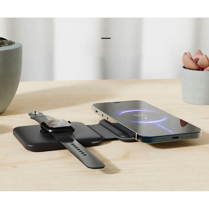 Vit 3-i-1 magnetisk trådlös laddare, vikbar design, perfekt som mobil laddningsstation.