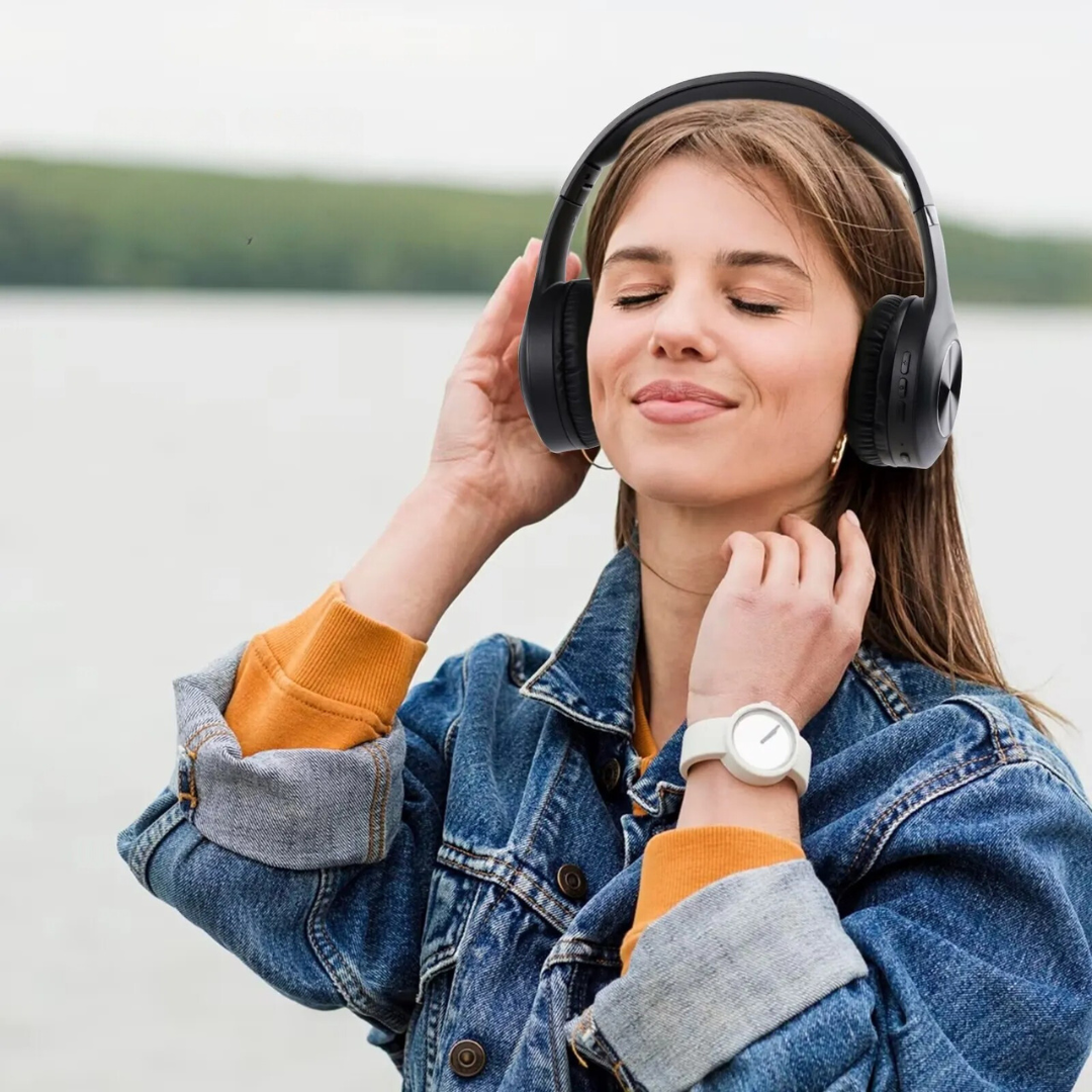 Immersiva over-ear hörlurar med HiFi-ljud och djup bas. Trådlösa med effektiv brusreducering.