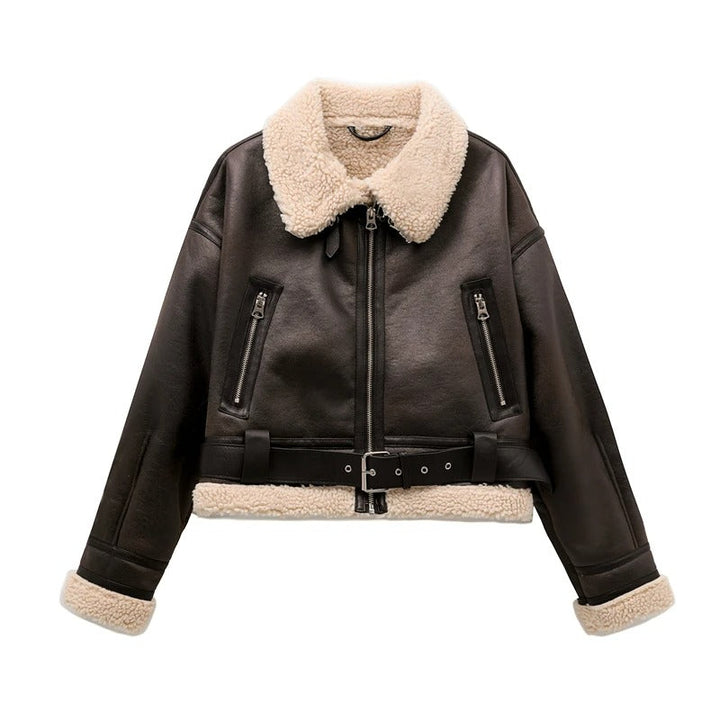 Vintage bältesjacka för kvinnor, tidlös klassisk design, varmt ytterplagg för stilren look.