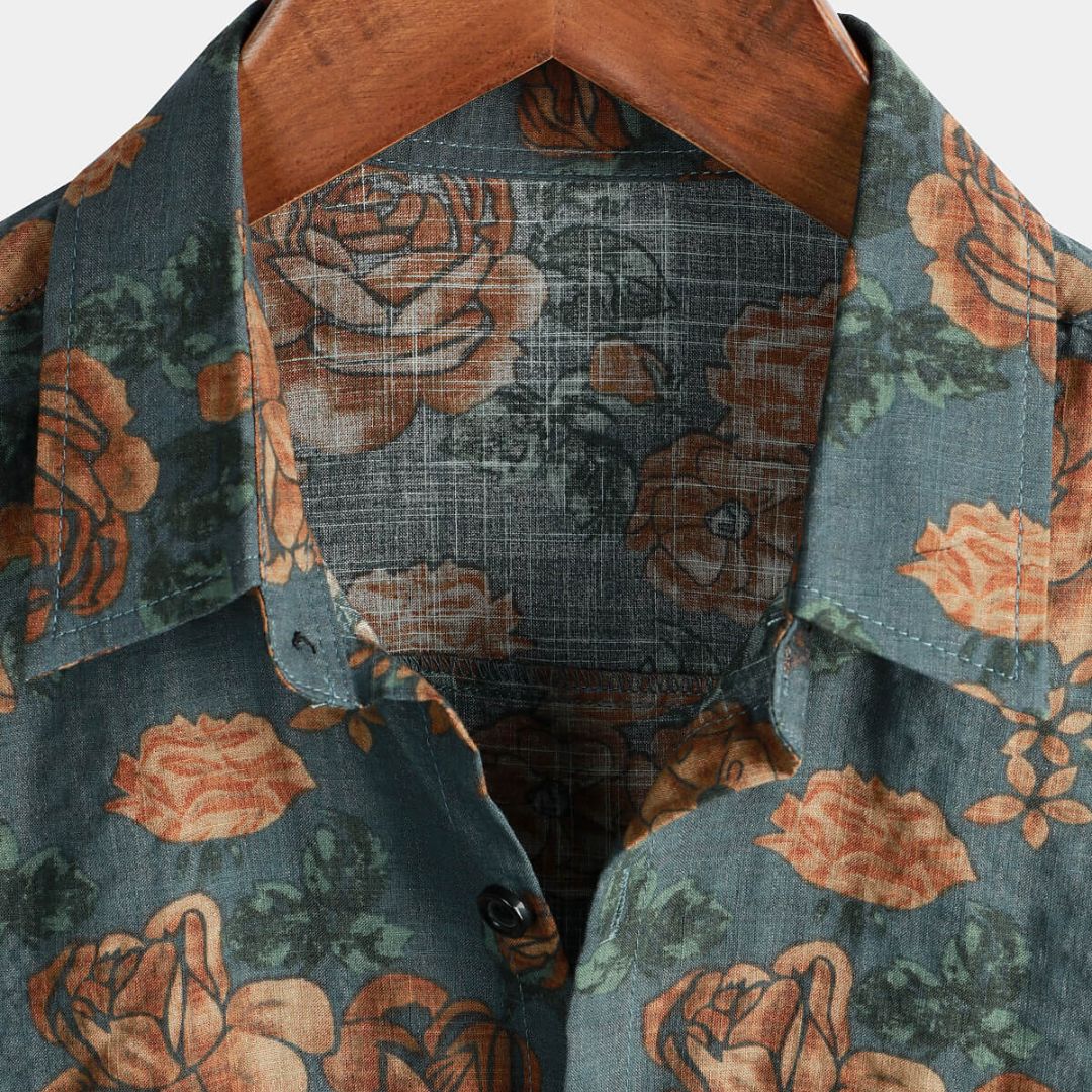 Stilren herr t-shirt med vintage blommönster, bekväm och andningsbar för varmt väder.