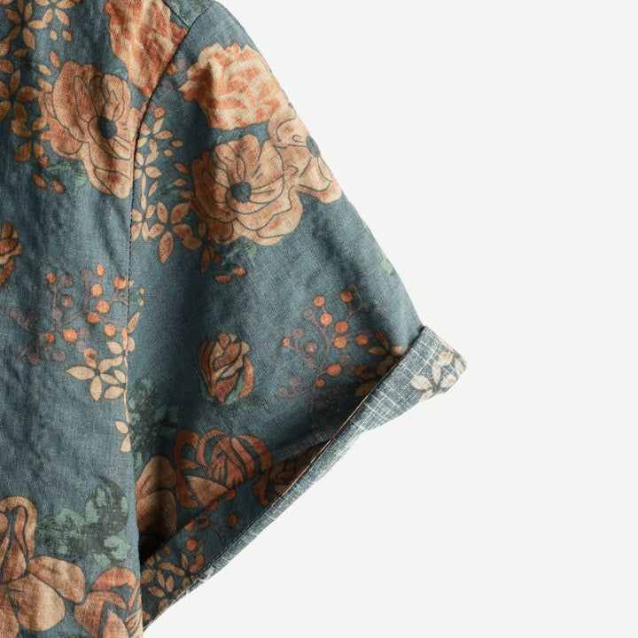 Herrmode sommar kortärmad t-shirt, har ett fräscht och iögonfallande blommönster.