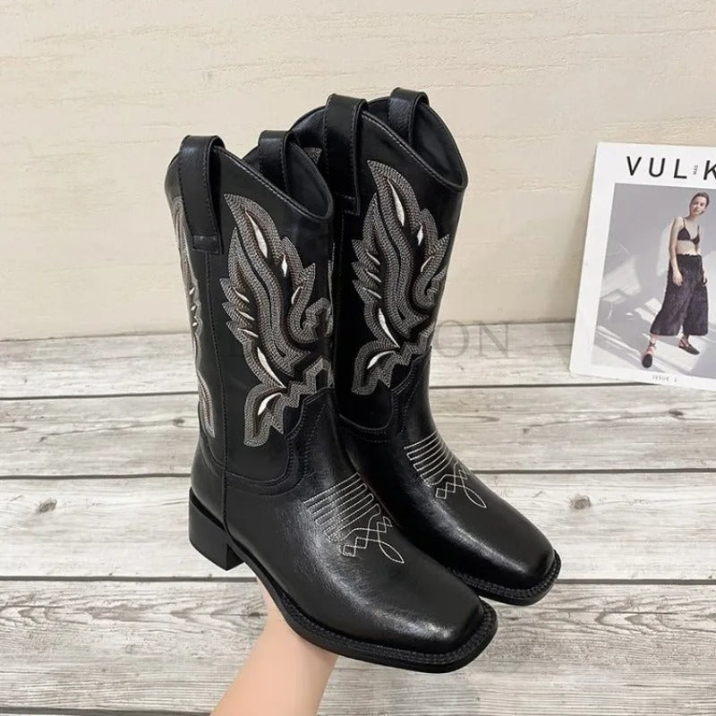 Ankelhöga damstövlar: broderade vintage cowboyboots i westernstil, perfekt som festskor.