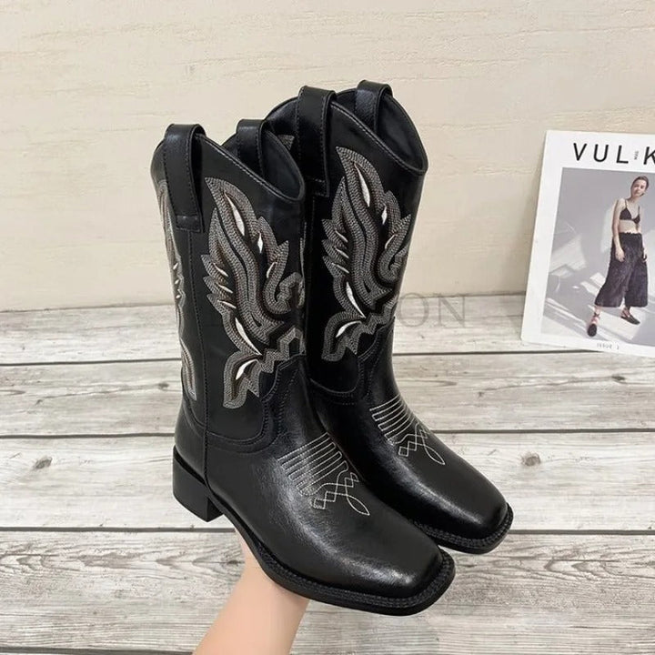 Ankelhöga damstövlar: broderade vintage cowboyboots i westernstil, perfekt som festskor.