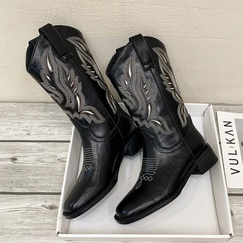 Modekängor för dam: vintage broderade cowboyboots, bekväma och stilfulla för fritid.