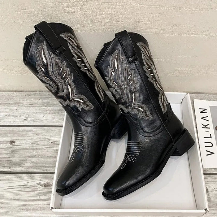 Modekängor för dam: vintage broderade cowboyboots, bekväma och stilfulla för fritid.