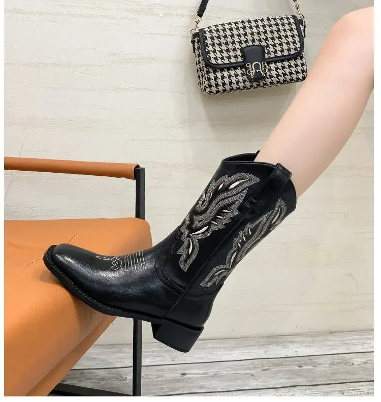 Detaljrika vintage cowboyboots för dam, med eleganta broderier och fyrkantig tå.