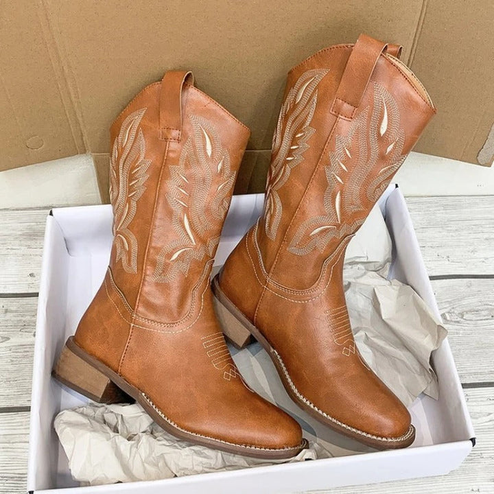 Klassiska dam cowboyboots med broderier, vintage look, perfekt för westernstil och mode.