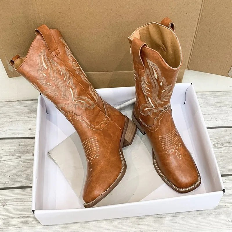 Kvinnors ankelhöga vintage cowboyboots, broderade för en unik westernstil.