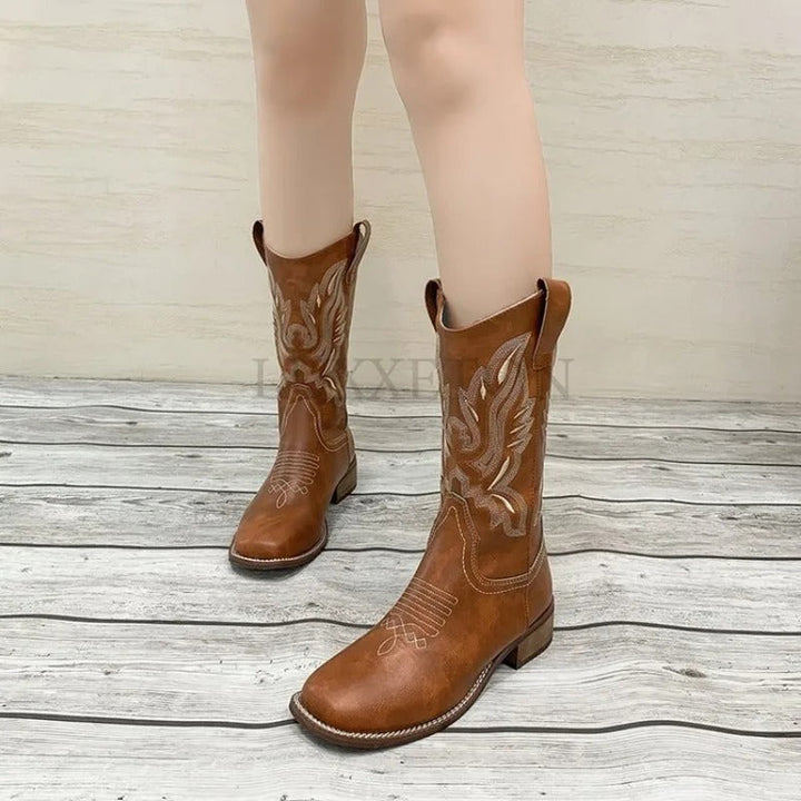Tidlösa broderade cowboyboots för dam, westernstil som passar både fest och fritid.
