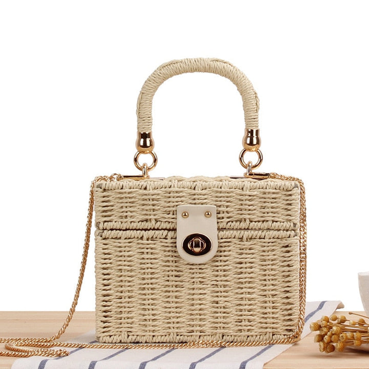 Vintage halmväska för dam, tidlös sommarstil. Elegant beige axelväska och modeaccessoar.