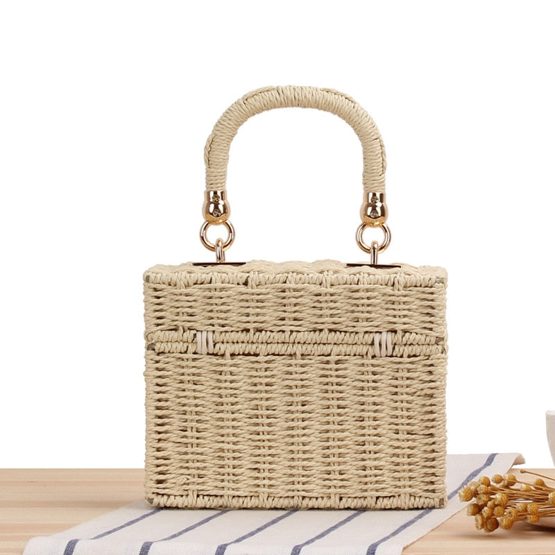 Beige vintage korgväska med axelrem. Tidlös modeaccessoar för dam, idealisk sommarlook.