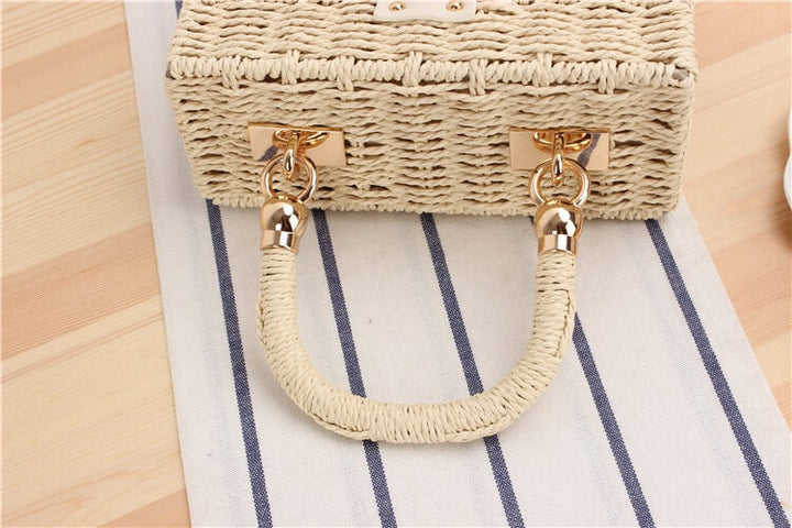Tidlös sommar halmväska, beige damväska med vintagecharm och elegant design.