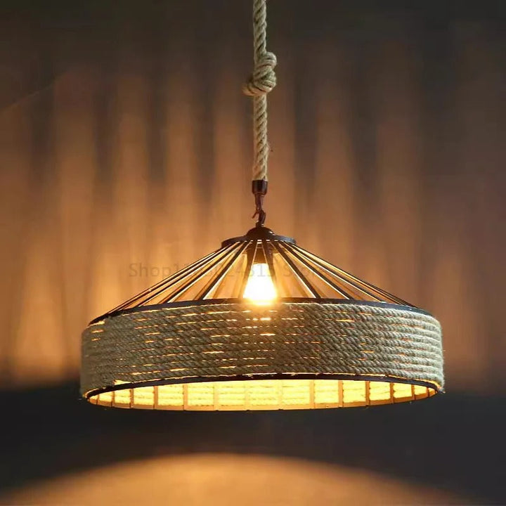 Retrolampa i naturhampa, industriell design för stilfull inredning. En unik hänglampa.