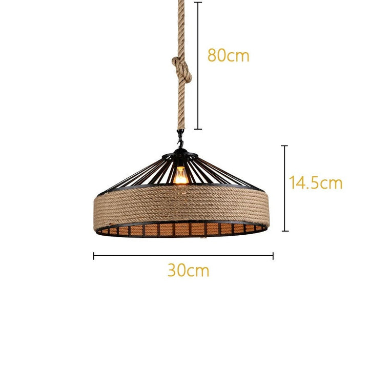 Stilren hampa taklampa med vintage inslag, industriell design för en autentisk retro känsla.