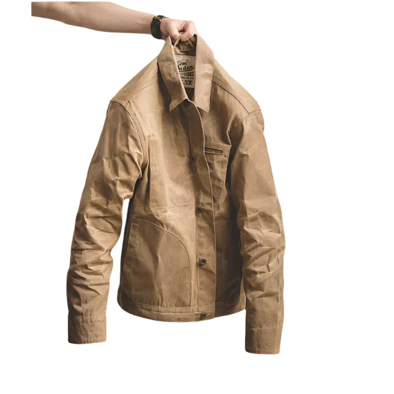 Avslappnad men stilren vintage herrjacka. Den bruna färgen och tidlösa designen ger en mångsidig look.