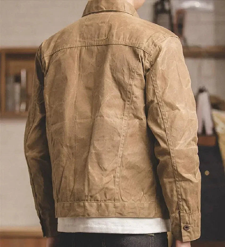 Klassisk brun jacka för män i vintage-stil. Stilren och mångsidig, idealisk för en tidlös höst- och vårlook.