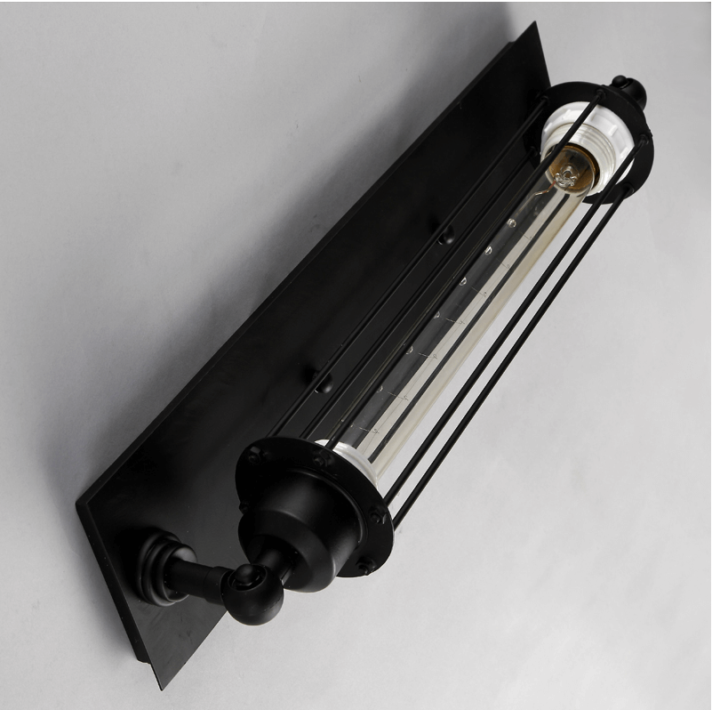 Dekorativ industriell vägglampa för hemmet, rustik metall och vintage känsla.