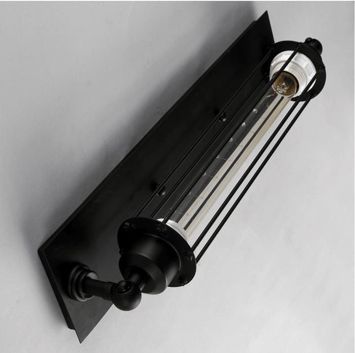 Dekorativ industriell vägglampa för hemmet, rustik metall och vintage känsla.