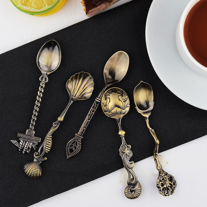 Vintage metallkaffeskedar i varierande retrostilar, charmig bestickkollektion