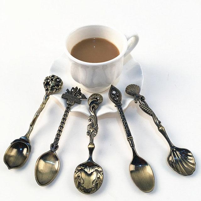 Bild på vintage kaffeskedar i metall placerade på en rustik träyta, retro estetik