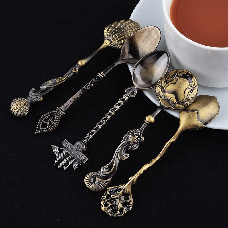 Bordslayout med vintage metallkaffeskedar intill kaffekoppar, heminredning