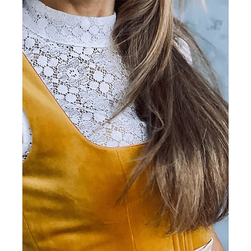 Elegant orange Dirndl festklänning för dam, i vintage bayersk stil med kontrasterande beigefärgad schürze.