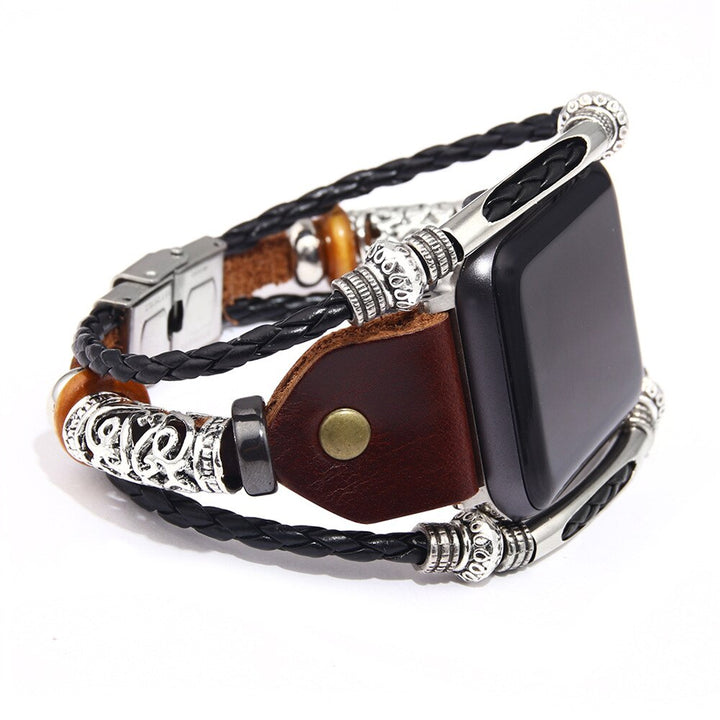 Man bär Apple Watch med brunt vintage läderarmband, stilfull och funktionell