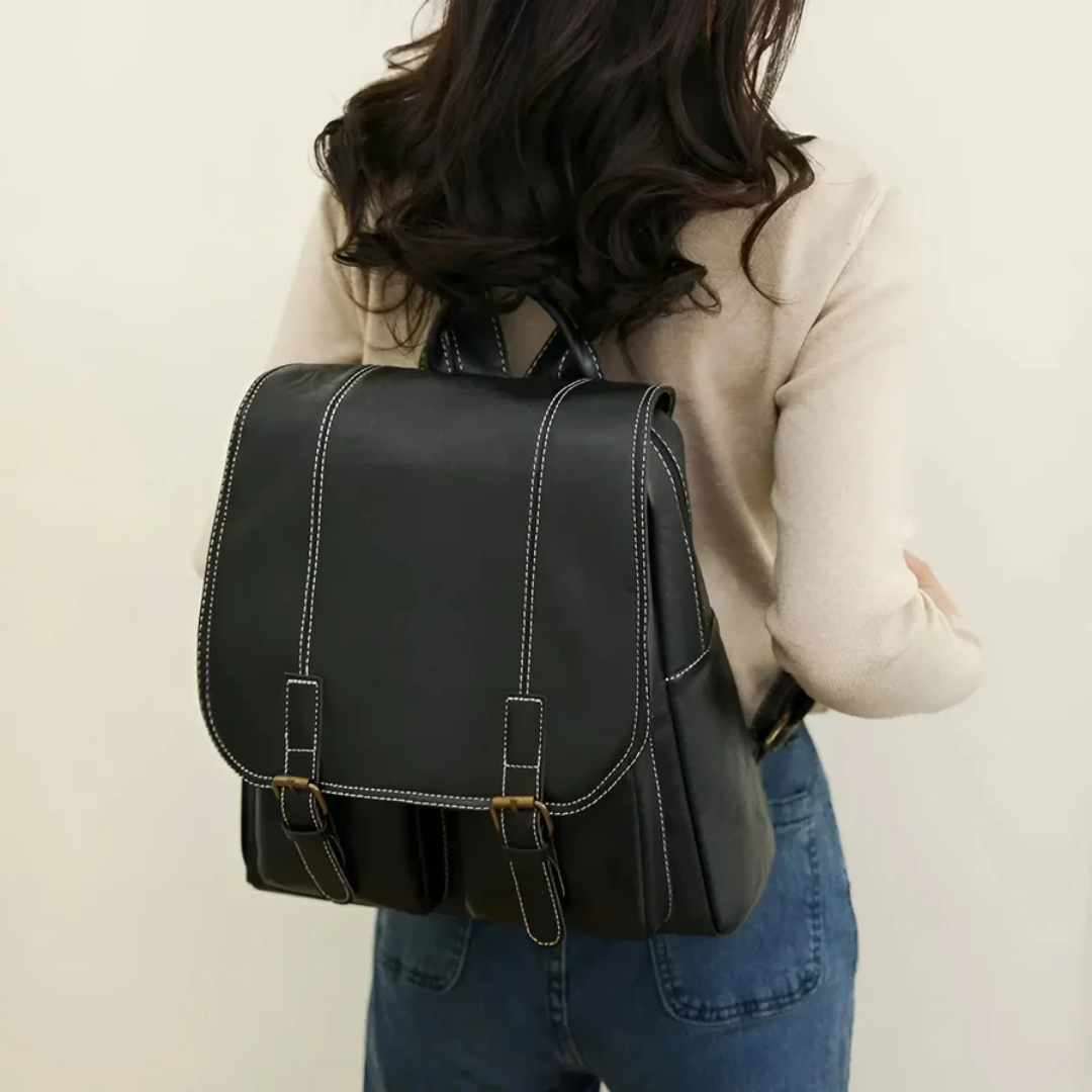 Svart vintage skolväska/arbetsväska. Unisex ryggsäck i vintagestil, rymlig för böcker och laptop, perfekt för resan.