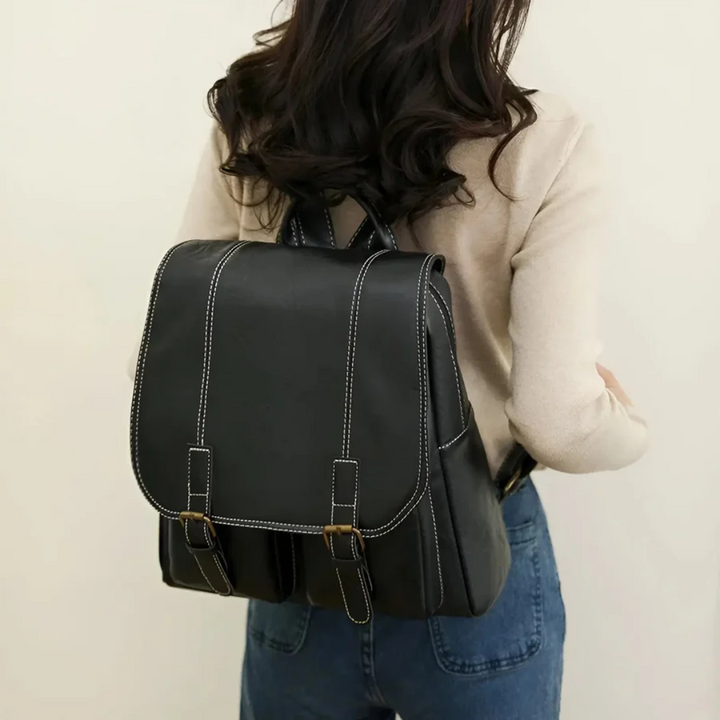 Svart vintage skolväska/arbetsväska. Unisex ryggsäck i vintagestil, rymlig för böcker och laptop, perfekt för resan.
