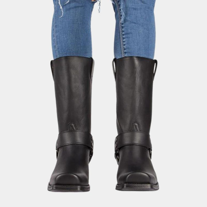 Slanka kvinnors cowboystövlar i vintage stil. Idealiska för vardag, fest och mode med sin unika western-känsla.