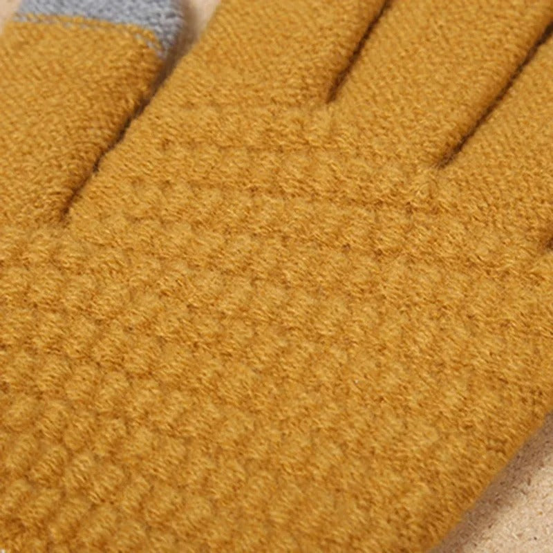 Detaljbild av mjuka fodret inuti vinterhandskar för maximal värme och komfort.