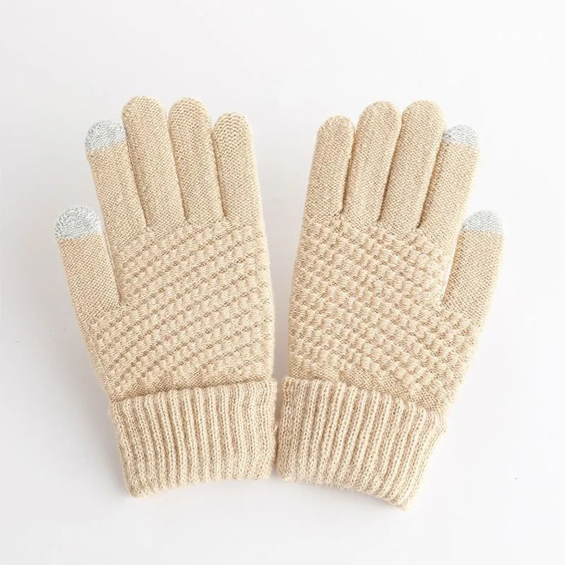 Närbild på fingertopp med pekskärmsfunktion på eleganta vinterhandskar.