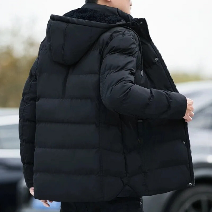 Svart casual herrjacka med huva, värmande foder och modern design, idealisk för vintermode