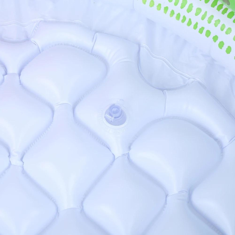 Bärbar vit babypool, rund och uppblåsbar, perfekt för barn och husdjur.