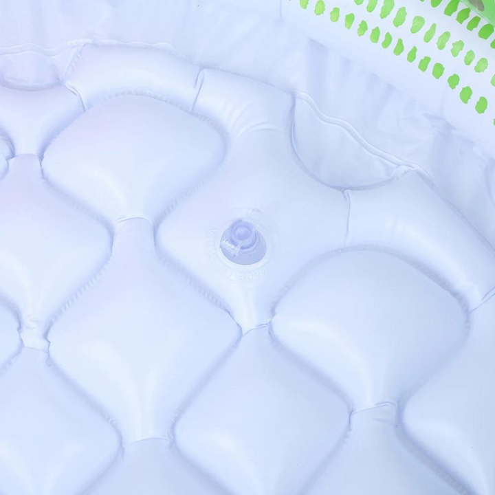 Bärbar vit babypool, rund och uppblåsbar, perfekt för barn och husdjur.