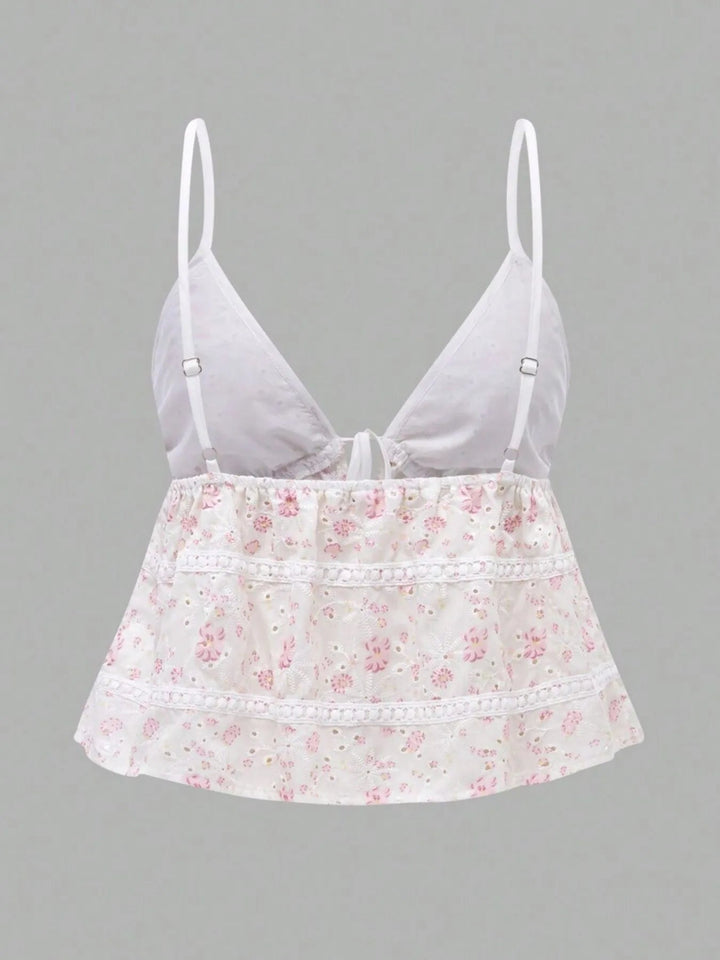 Casual vit blommig cami topp med knytning fram för kvinnor. Ärmlöst linne, perfekt för sommarsemester.